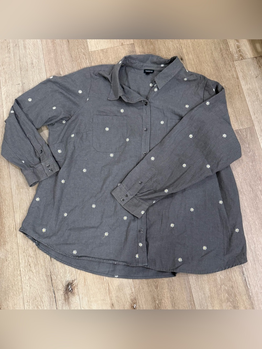 torrid Charcoal Gray Button-Up Shirt with White Daisy Detail
